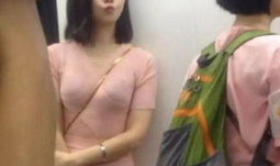 小姐姐地铁调皮表情,萌态表情引网友热议